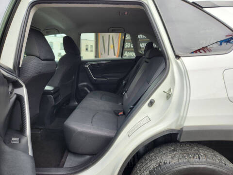 2020 Toyota RAV4 LE