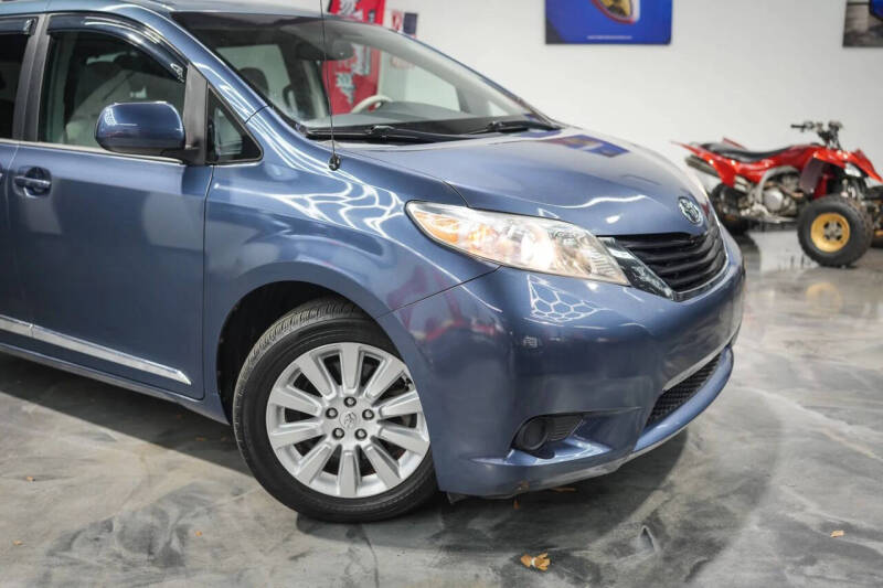 2013 Toyota Sienna LE 7-Passenger