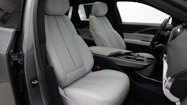 2024 Cadillac LYRIQ Luxury 1