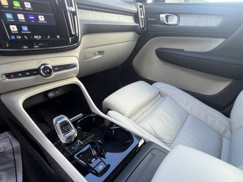 2023 Volvo XC40 B4 Ultimate Dark Theme