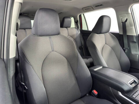 2022 Toyota Highlander LE