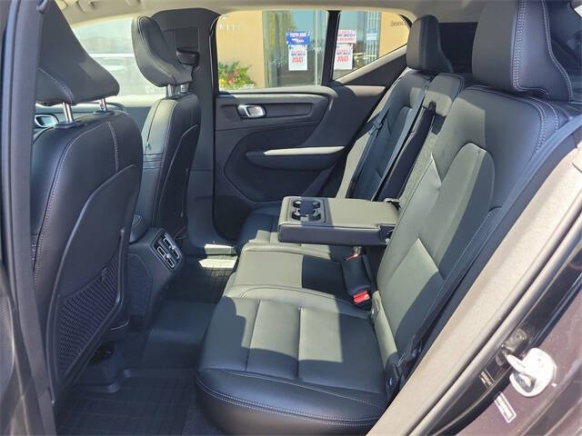 2023 Volvo XC40 B5 Plus Dark Theme