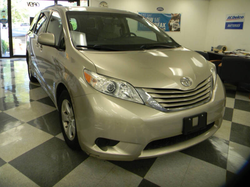 2015 Toyota Sienna LE's photo
