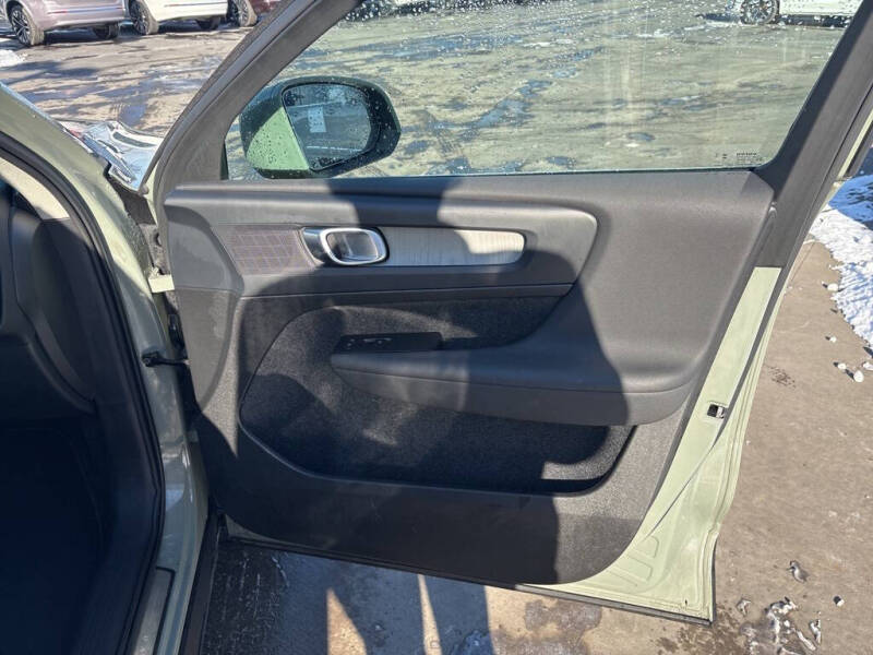 2025 Volvo XC40 B5 Plus Bright Theme