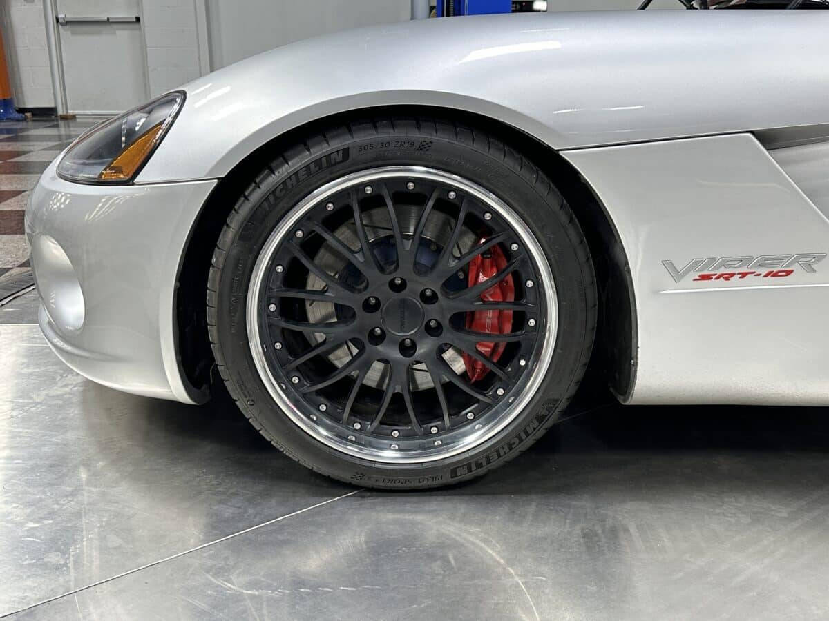 2005 Dodge Viper 47