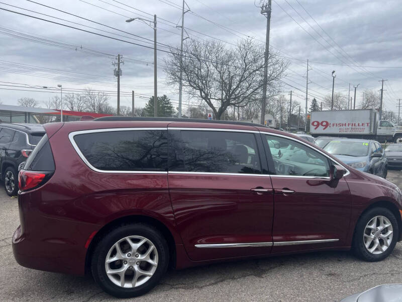 2017 Chrysler Pacifica Touring-L