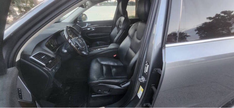 2016 Volvo XC90 T6 Momentum