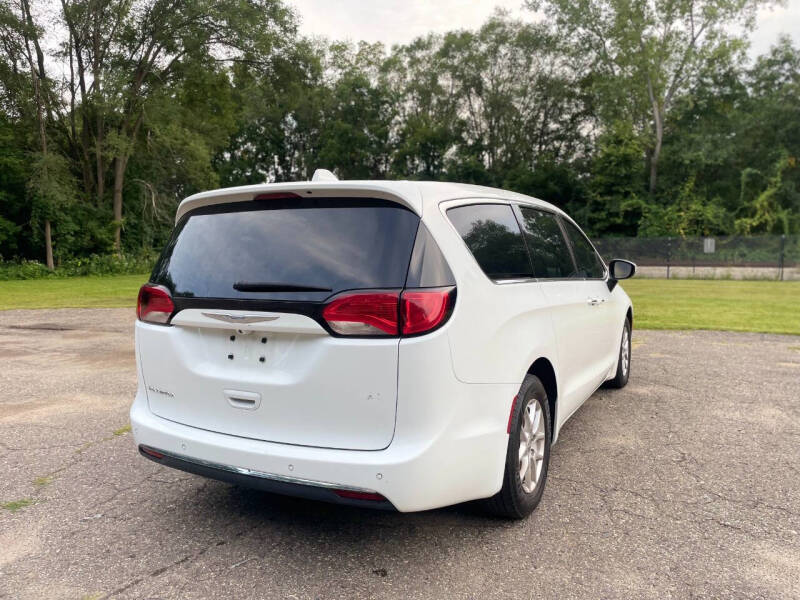 2017 Chrysler Pacifica Touring Plus's photo