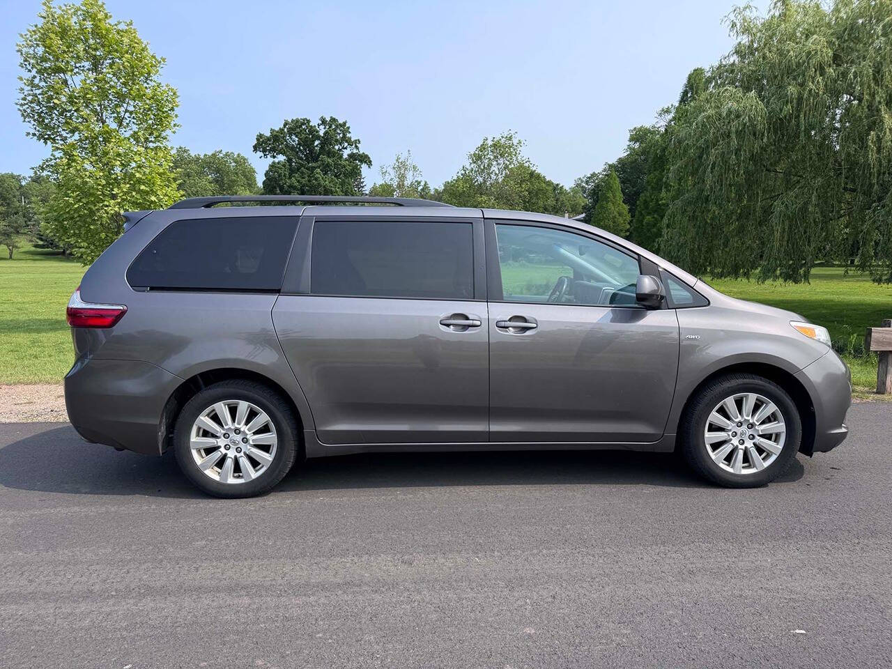 2017 Toyota Sienna 26