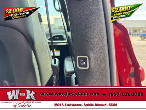 2027 Chrysler Pacifica Select