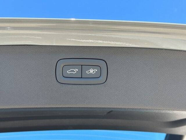 2025 Volvo XC90 B6 Core Bright Theme