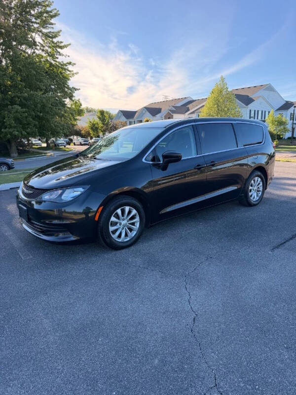 2017 Chrysler Pacifica Touring's photo
