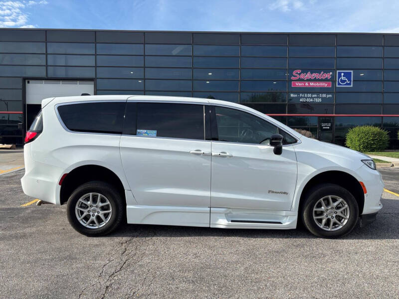 2025 Chrysler Pacifica Select
