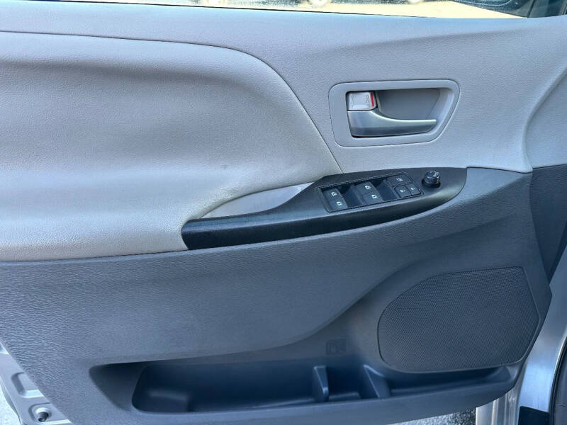 2015 Toyota Sienna LE 8-Passenger