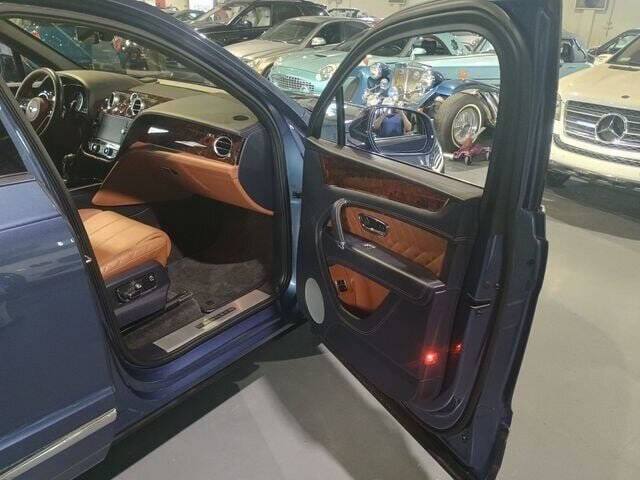 2017 Bentley Bentayga 4