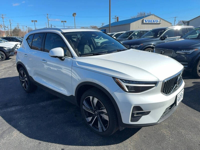 2025 Volvo XC40 B5 Plus Bright Theme