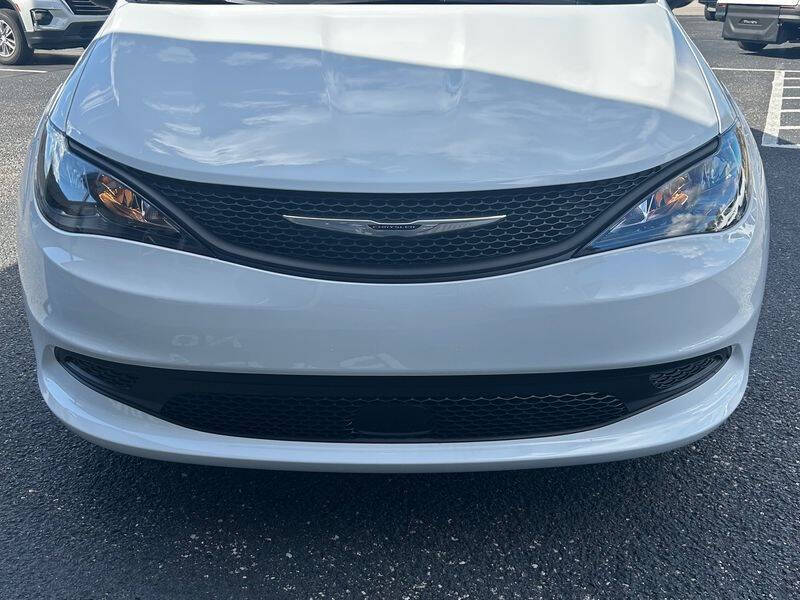 2025 Chrysler Voyager LX