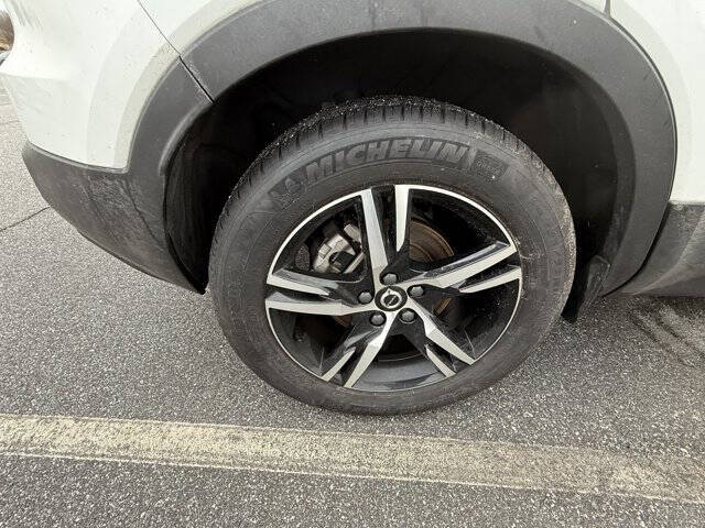 2025 Volvo XC40 B5 Core Bright Theme