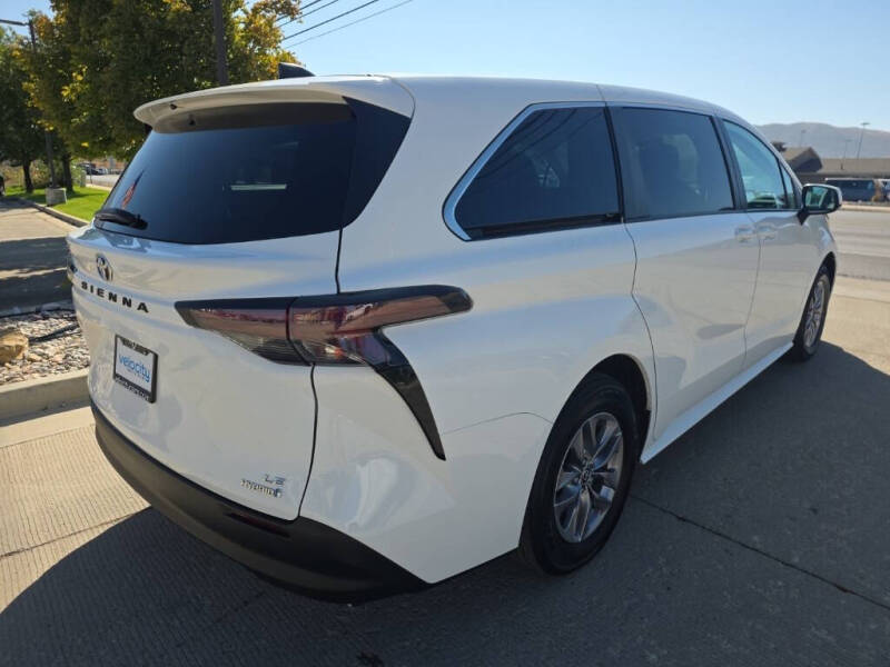 2023 Toyota Sienna LE 8-Passenger