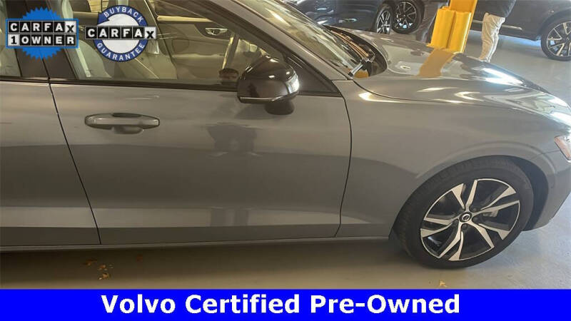 2023 Volvo S60 B5 Plus Dark Theme