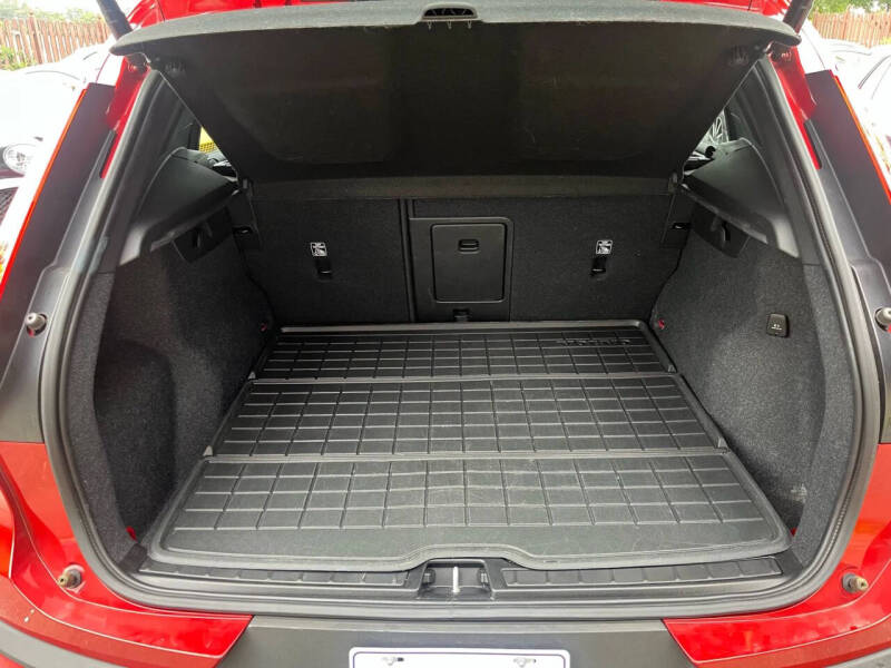 2023 Volvo XC40 B5 Plus Dark Theme