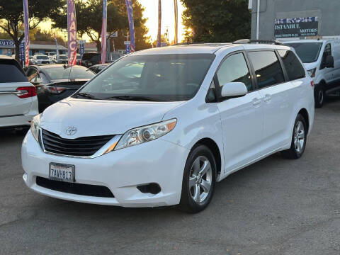 2013 Toyota Sienna LE 8-Passenger