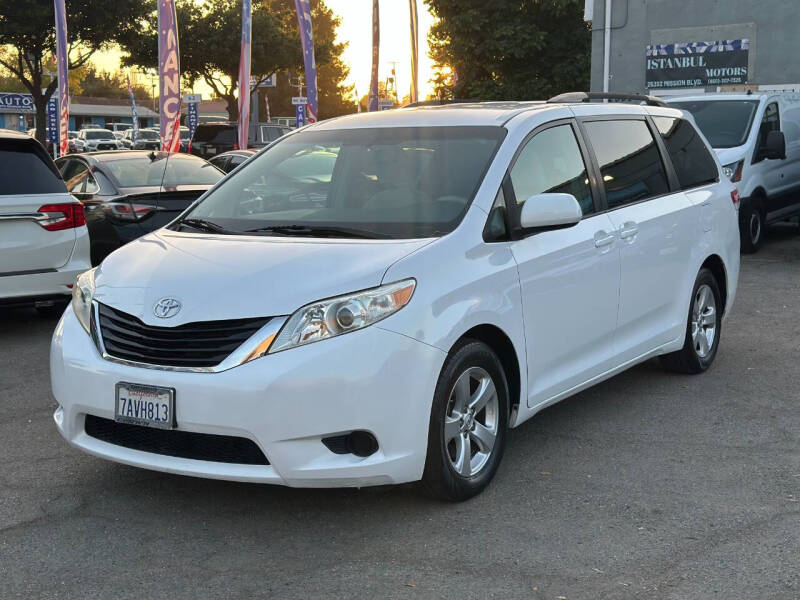 2013 Toyota Sienna LE 8-Passenger