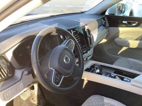 2022 Volvo XC60 B5 Momentum