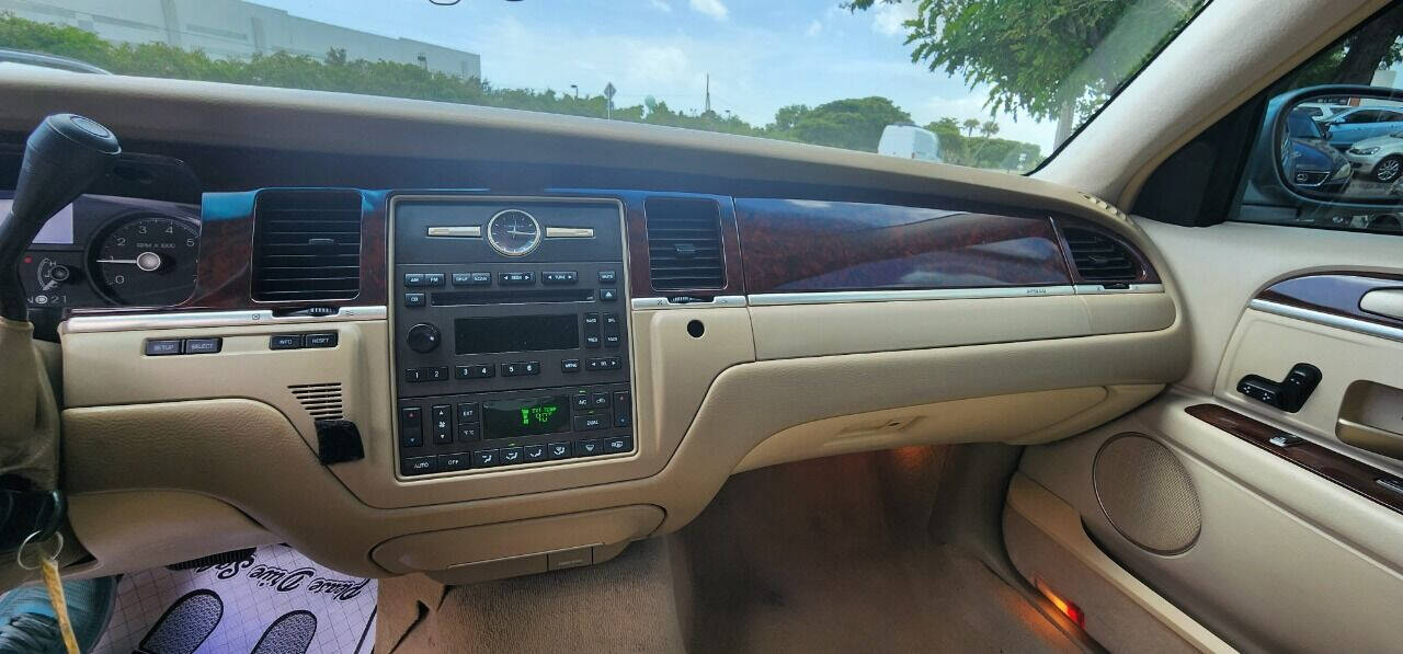 2006 LINCOLN Town Car Sedan - $3,950