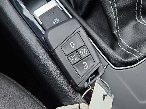 2025 Volkswagen Taos SE Black