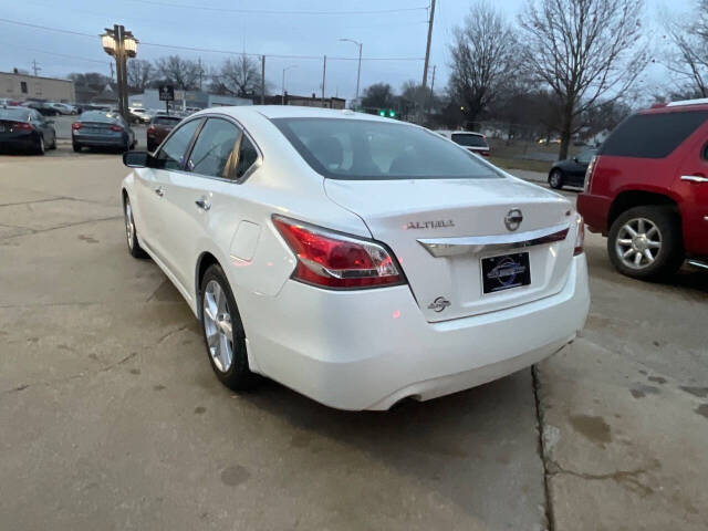 2015 Nissan Altima for sale at Auto Connection in Waterloo, IA