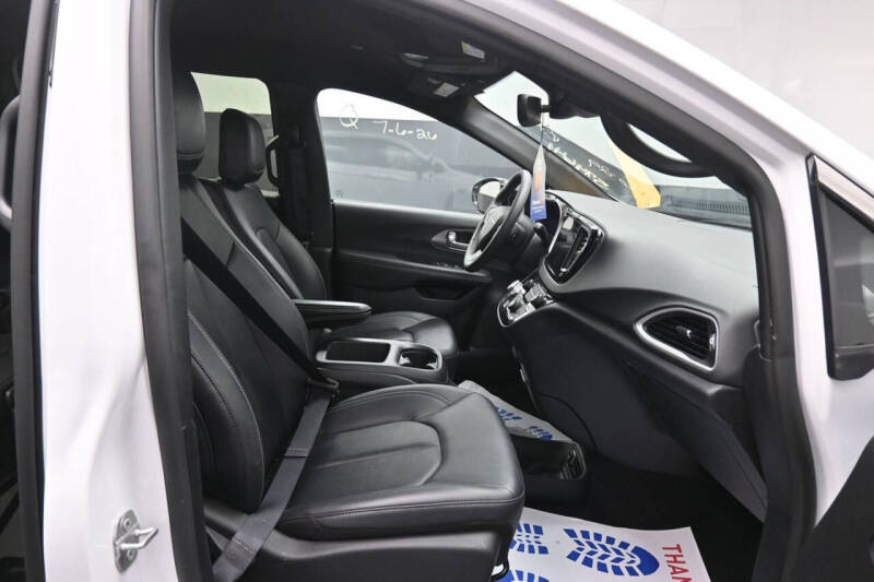 2025 Chrysler Pacifica Select