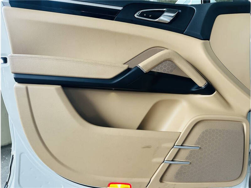 2017 Porsche Cayenne Platinum Edition