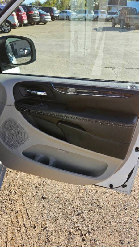 2016 Chrysler Town and Country Touring-L