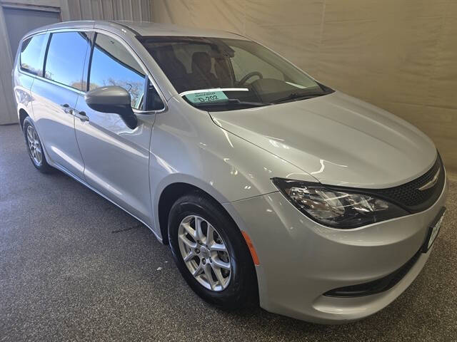 2022 Chrysler Voyager LX's photo