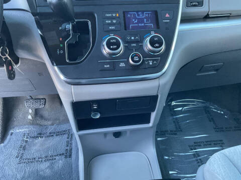 2015 Toyota Sienna LE 8-Passenger