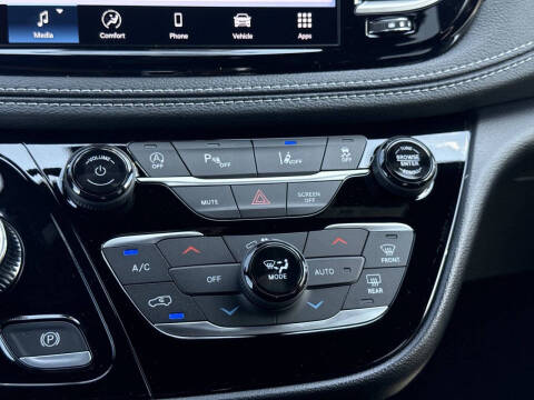 2027 Chrysler Pacifica Select