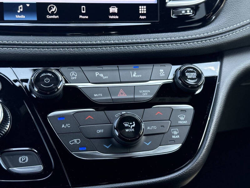 2027 Chrysler Pacifica Select