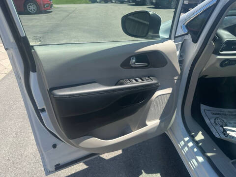 2023 Chrysler Voyager LX