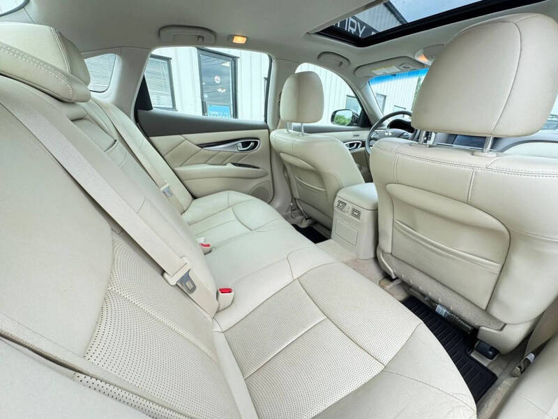 2015 Infiniti Q70 3.7