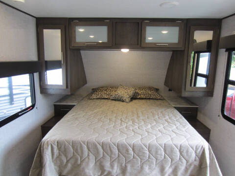 2021 Coleman Light Series 1805RB