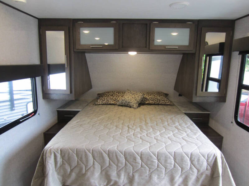 2021 Coleman Light Series 1805RB