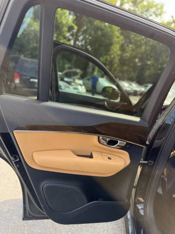 2016 Volvo XC90 T6 Momentum