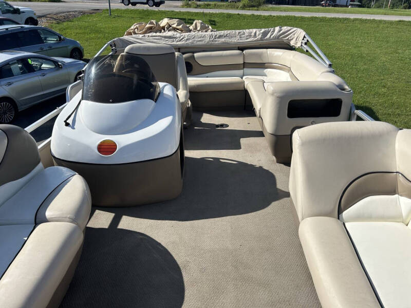 2000 Tracker PARTY BARGE 22