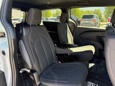 2024 Chrysler Pacifica Touring