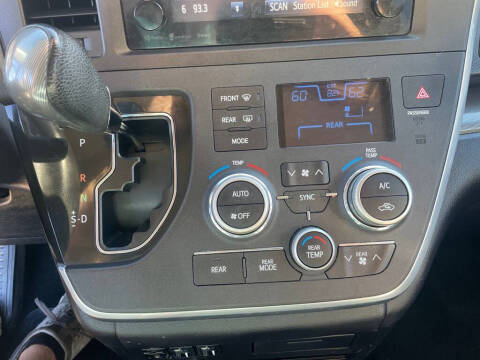 2017 Toyota Sienna SE 8-Passenger