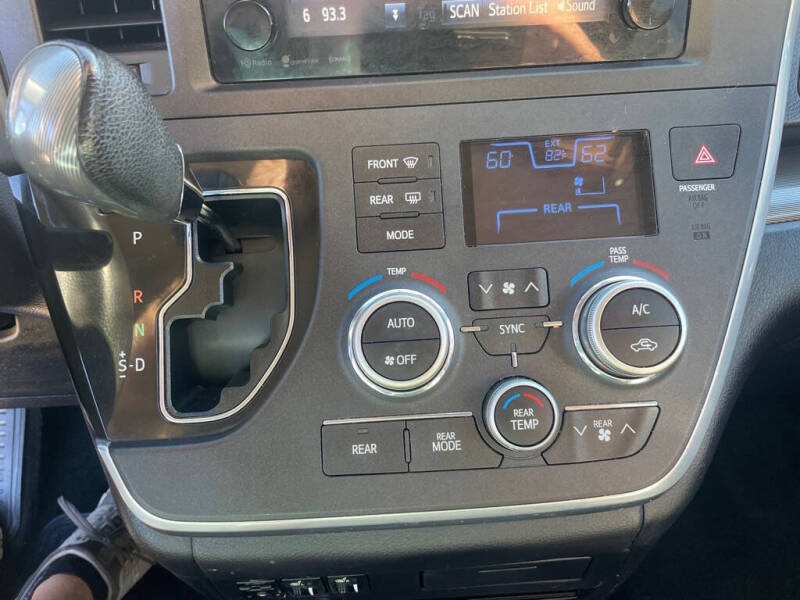 2017 Toyota Sienna SE 8-Passenger