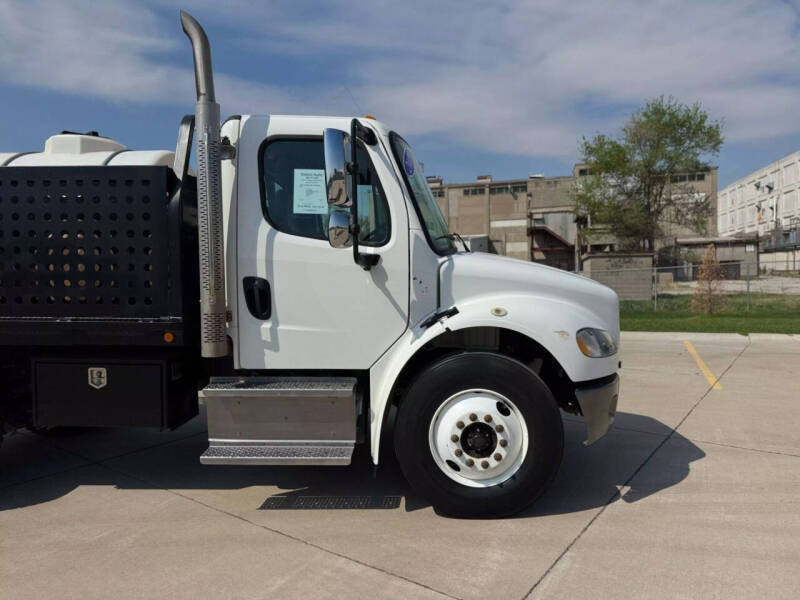 2019 Freightliner M2 106
