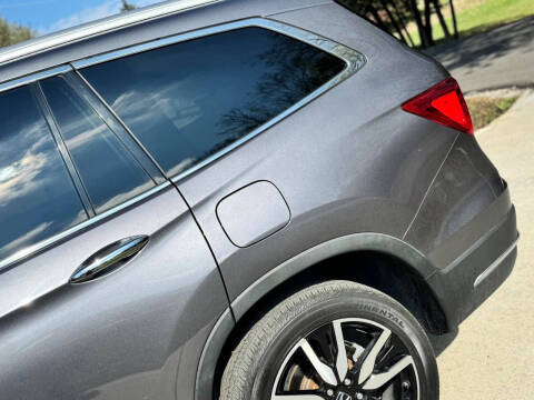 2022 Honda Pilot Touring w/Rear Captain's Chairs