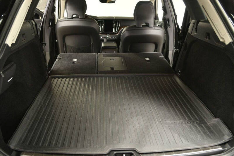 2022 Volvo XC60 B5 Momentum